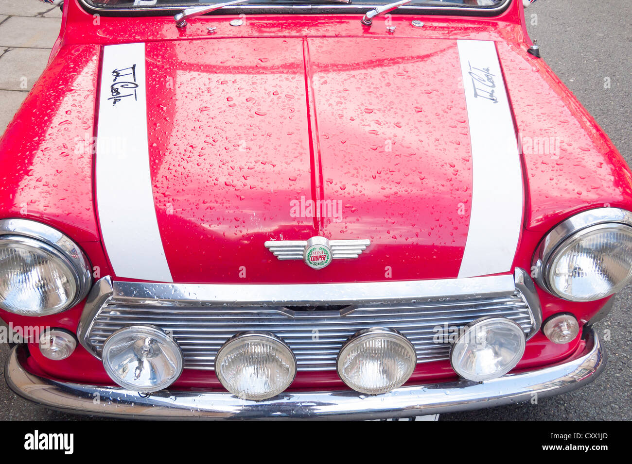 Vista frontale di una storica 1985 Red Mini Cooper automobile Foto Stock