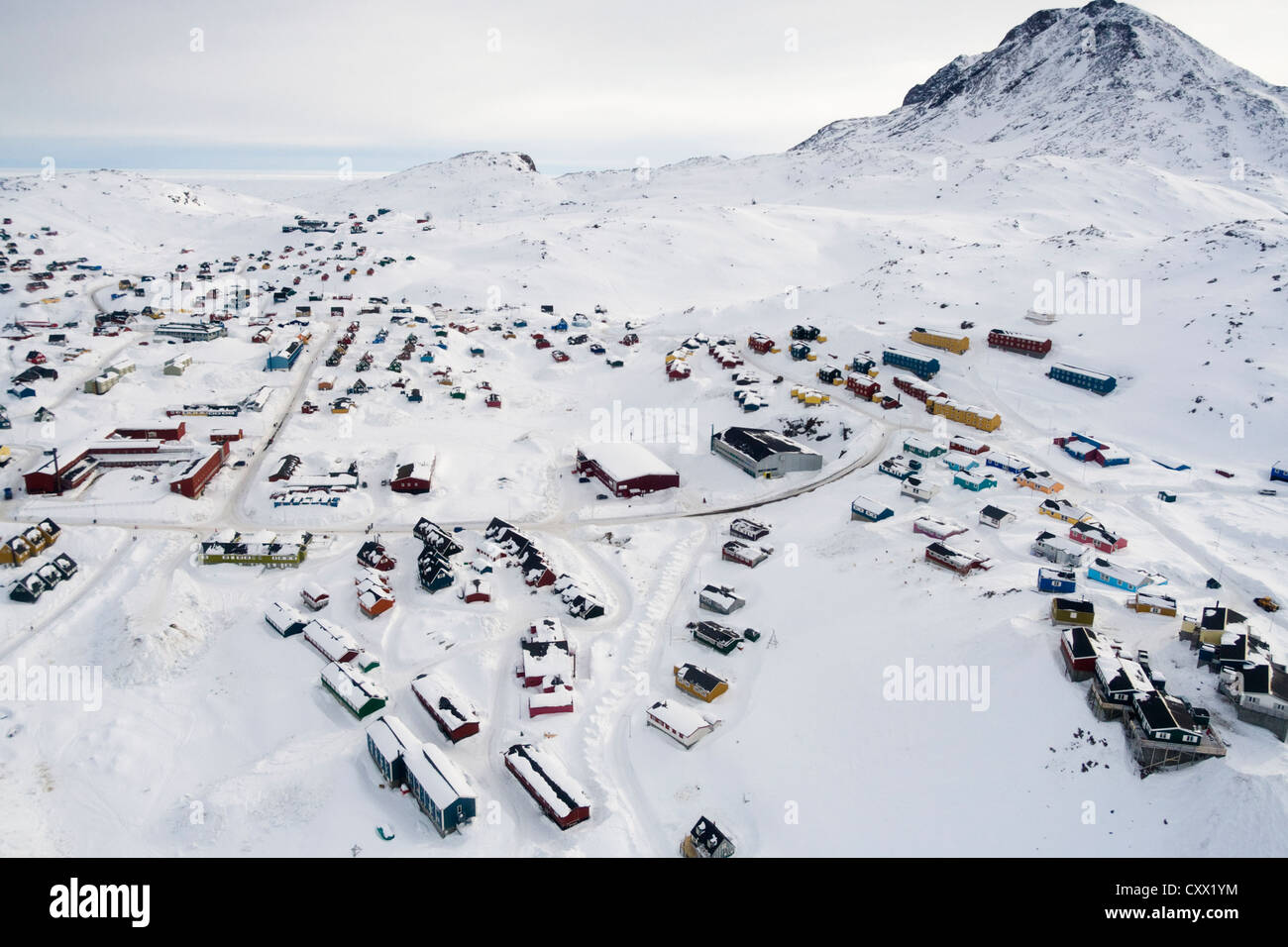 Vista aerea di Tasiilaq villaggio sulla costa orientale della Groenlandia Foto Stock