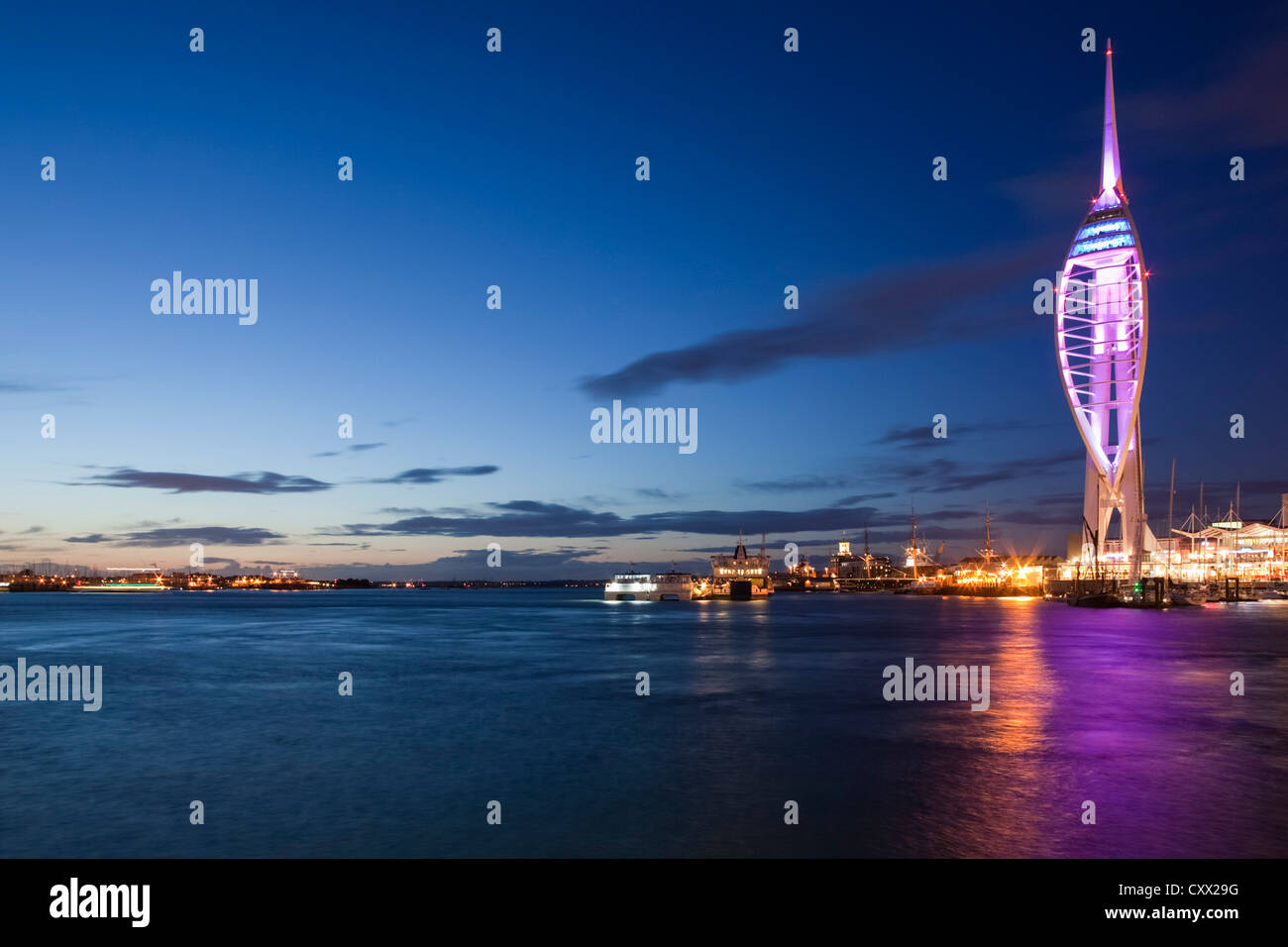 Spinnaker Tower di notte tramonto, vecchio di Portsmouth, Regno Unito Foto Stock