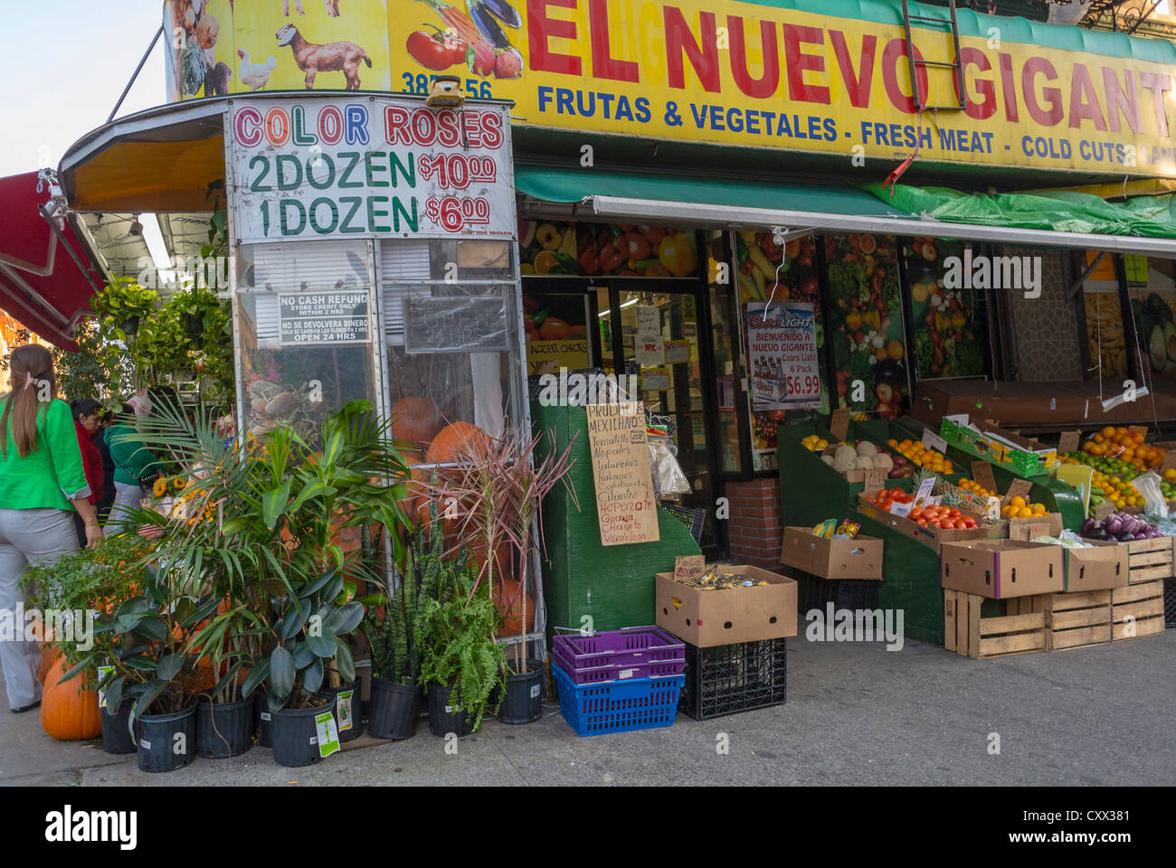 New York City, New York, Stati Uniti, Street Scenes, fronte di un minimarket locale, negozi a Broadway, Sugar Hill, nella zona spagnola di Harlem, cartelli spagnoli, negozi multietnici, affari esteri Foto Stock