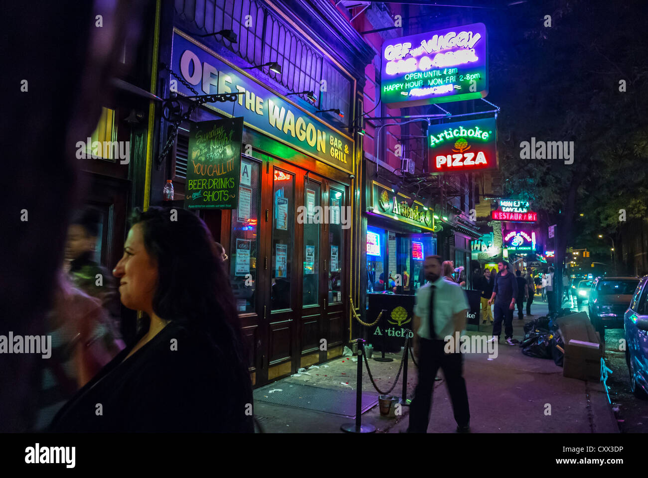 New York City, NY, USA, Street Scenes di notte, nell'area del 'Greenwich Village', MacDougal Street, Manhattan, Neon Lighting, camminata urbana Foto Stock