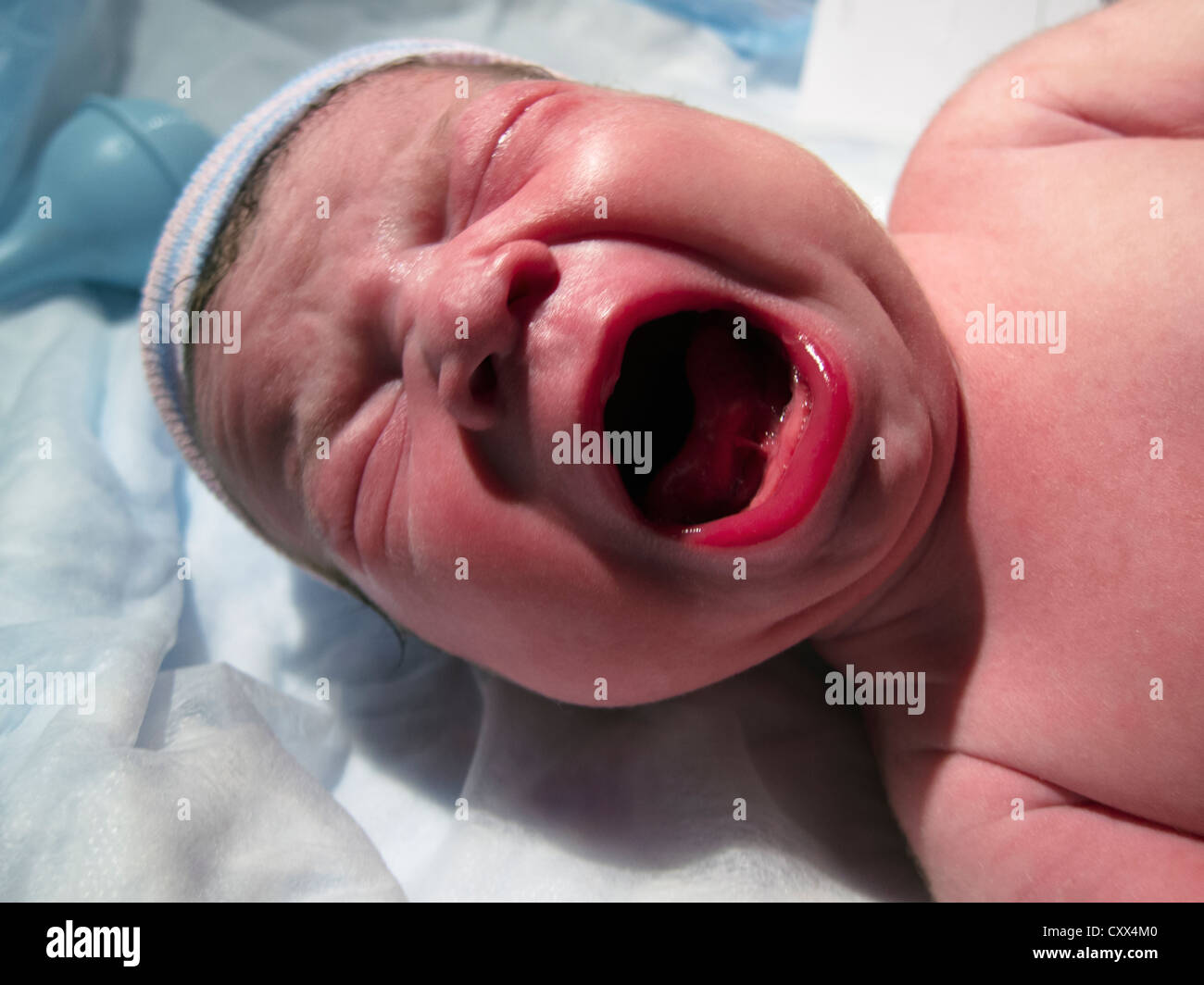 Il pianto del neonato caucasico baby boy Foto Stock