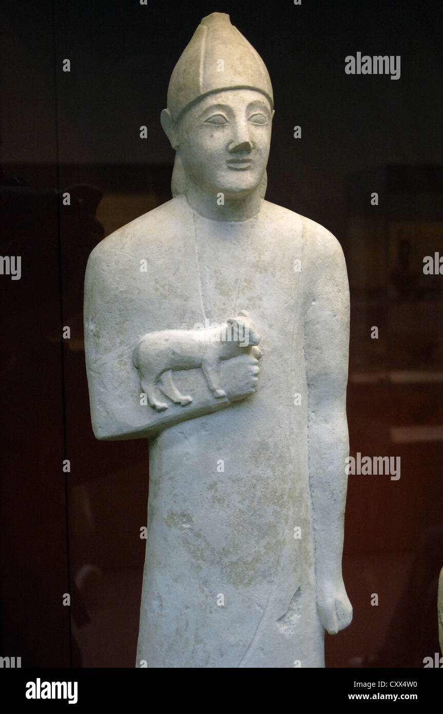 Statua di un devoto tenendo un piccolo animale come offerta nella sua mano destra. Calcare. Scolpiti in Cipro, 600 BC. Foto Stock