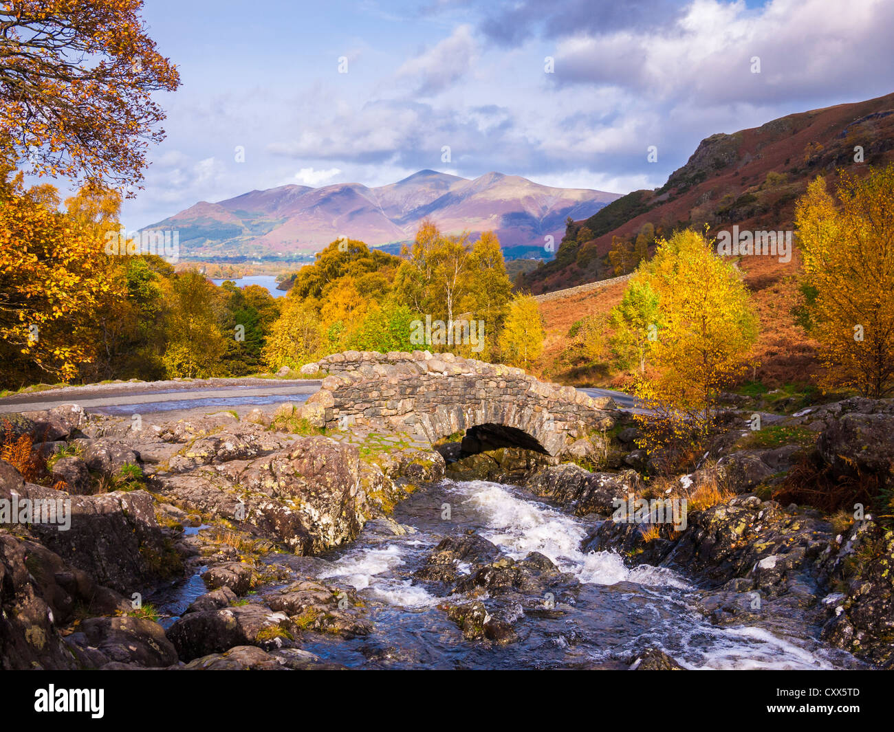 Colore di autunno a ponte Ashness nel distretto del lago vicino a Keswick, Cumbria, Inghilterra Foto Stock