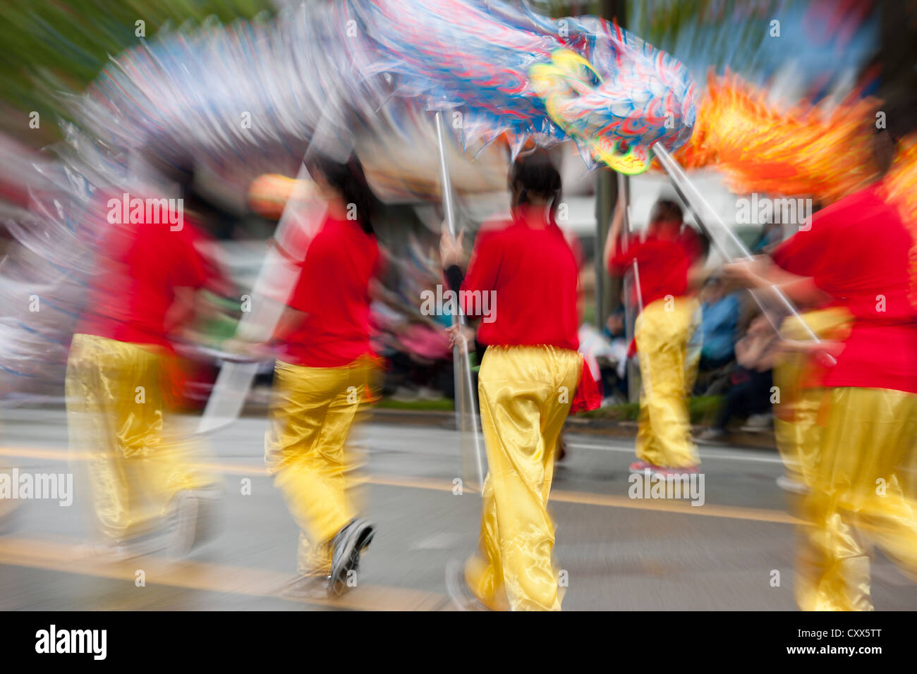Gruppo cinese di eseguire la danza durante 2012 Victoria Day ParadeVictoria, British Columbia, Canada. Foto Stock