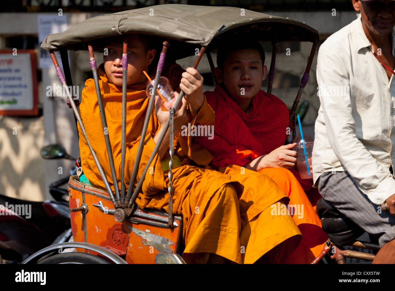 Monaco buddista in un rickshaw in Chiang Mai Thailandia Foto Stock