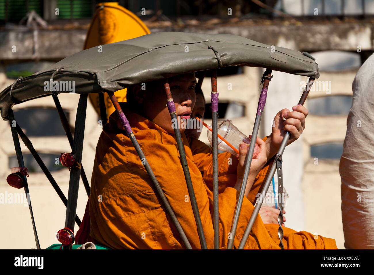 Monaco buddista in un rickshaw in Chiang Mai Thailandia Foto Stock