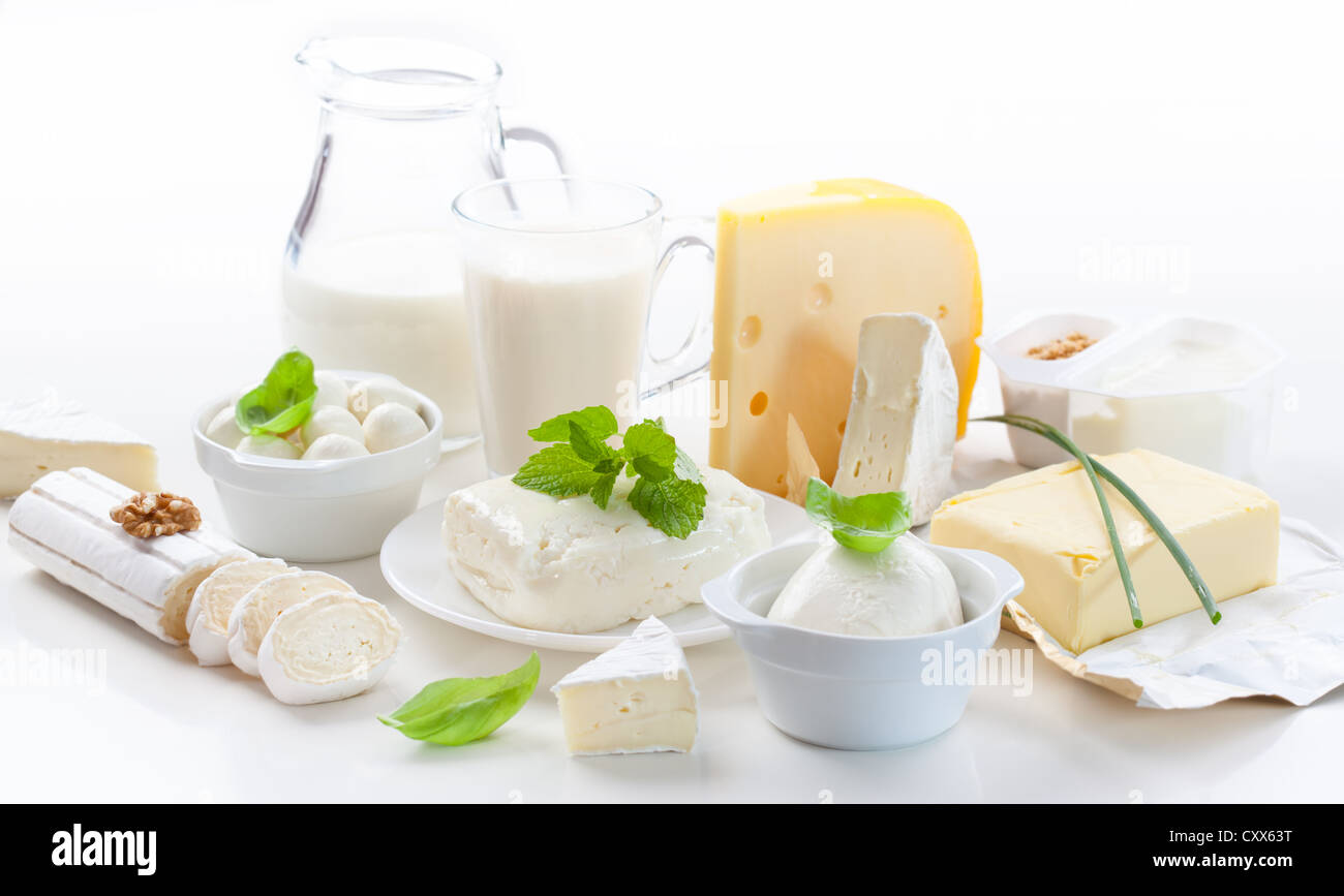 Assortimento di prodotti lattiero-caseari su sfondo bianco Foto Stock