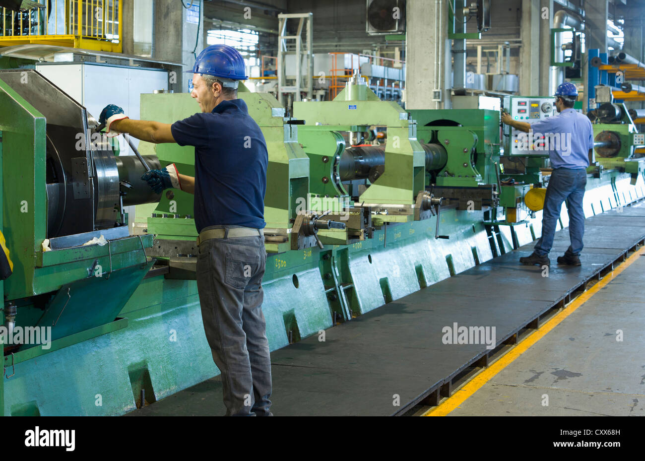 Lavoratori caucasici lavora nella fabbrica di acciaio Foto Stock