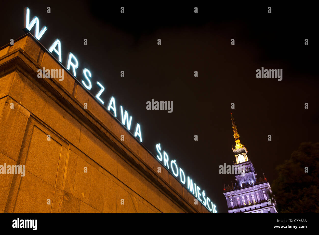 Palazzo della Cultura e della scienza di notte Varsavia POLONIA Foto Stock