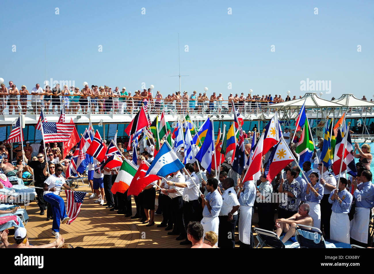 Il personale internazionale processione a bordo di Royal Caribbean 'grandeur dei mari" la nave di crociera, Mare Adriatico, Mediterraneo, Europa Foto Stock