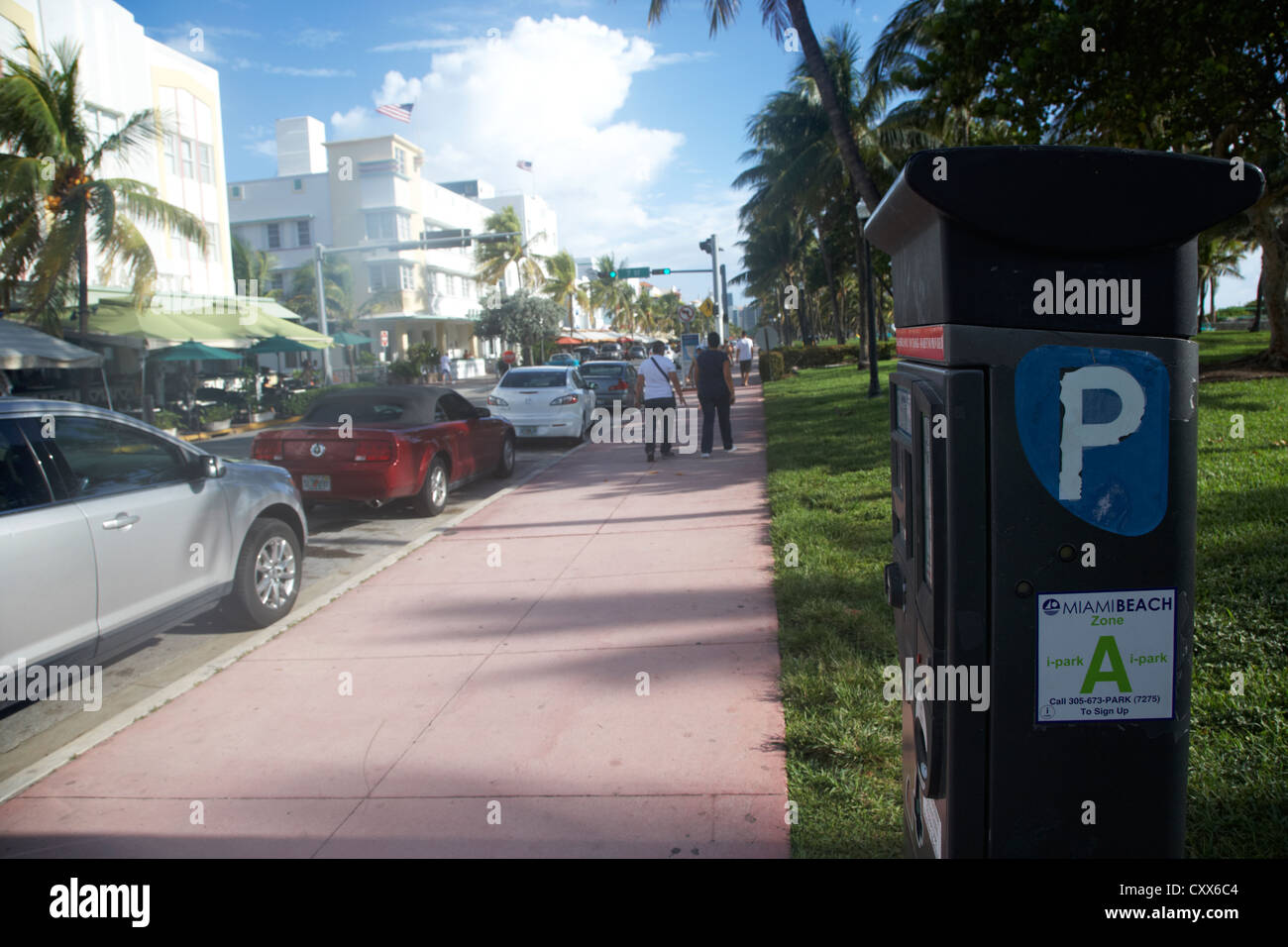 I biglietti per il parcheggio macchina ocean drive la mattina presto dal quartiere art déco di Miami South beach florida usa Foto Stock