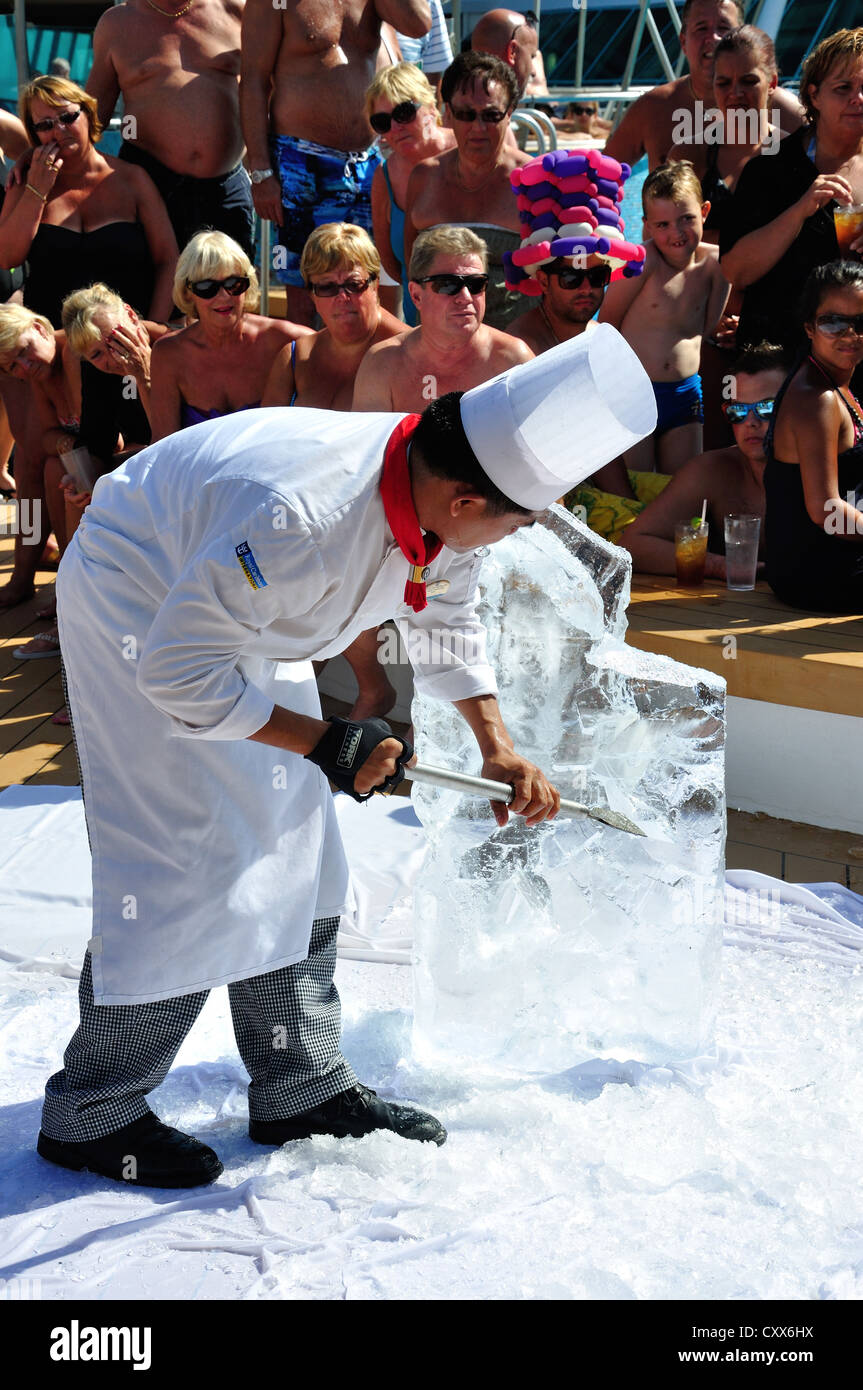 Lo Chef sagomatura di sculture di ghiaccio a bordo di Royal Caribbean 'grandeur dei mari" la nave di crociera, Mare Adriatico, Mediterraneo, Europa Foto Stock