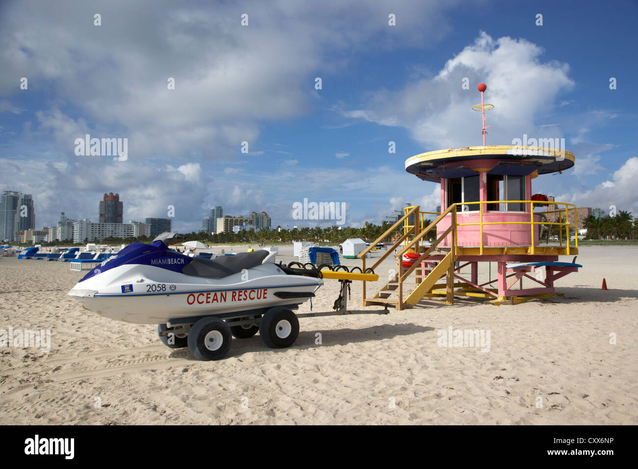 10Th street lifeguard torre sud di miami beach ocean rescue tower e jetski veicolo di soccorso florida usa Foto Stock