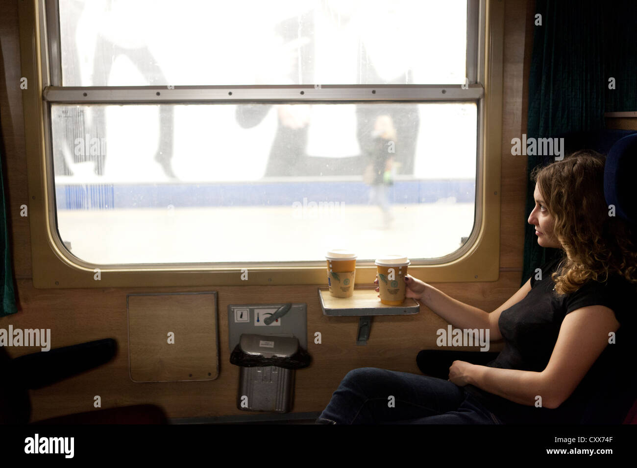 Donna sul treno Varsavia POLONIA Foto Stock