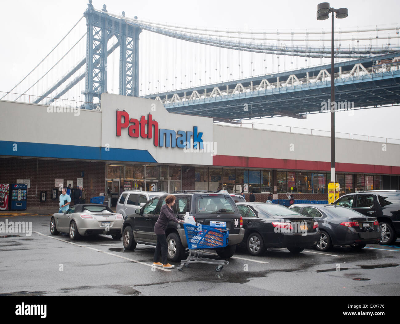 I residenti del Lower East Side di New York rally per salvare la loro Pathmark dalla chiusura Foto Stock