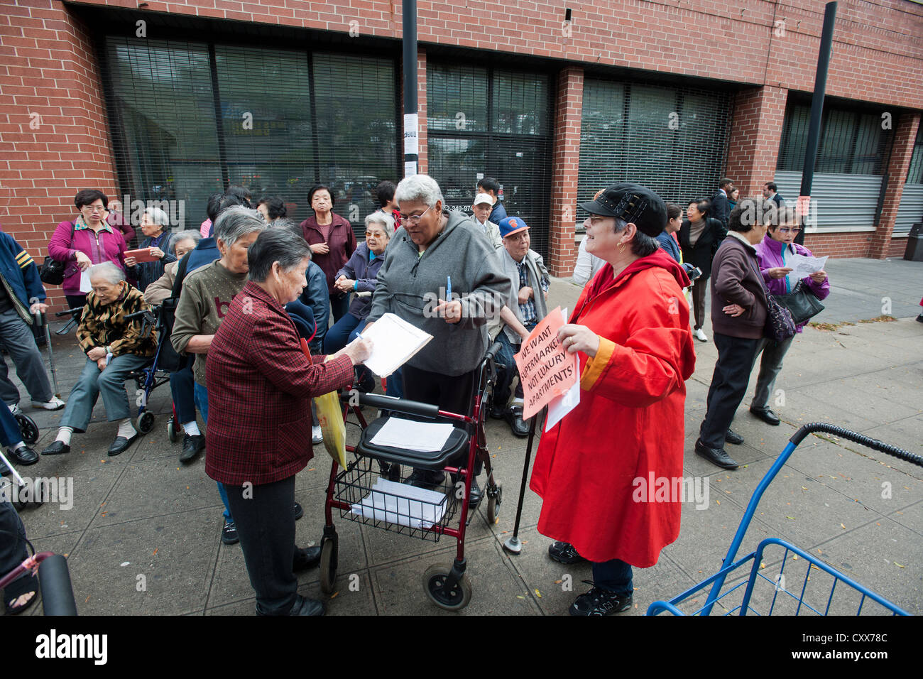 I residenti del Lower East Side di New York firmare petizioni per salvare il loro locale supermercato Pathmark dalla chiusura Foto Stock