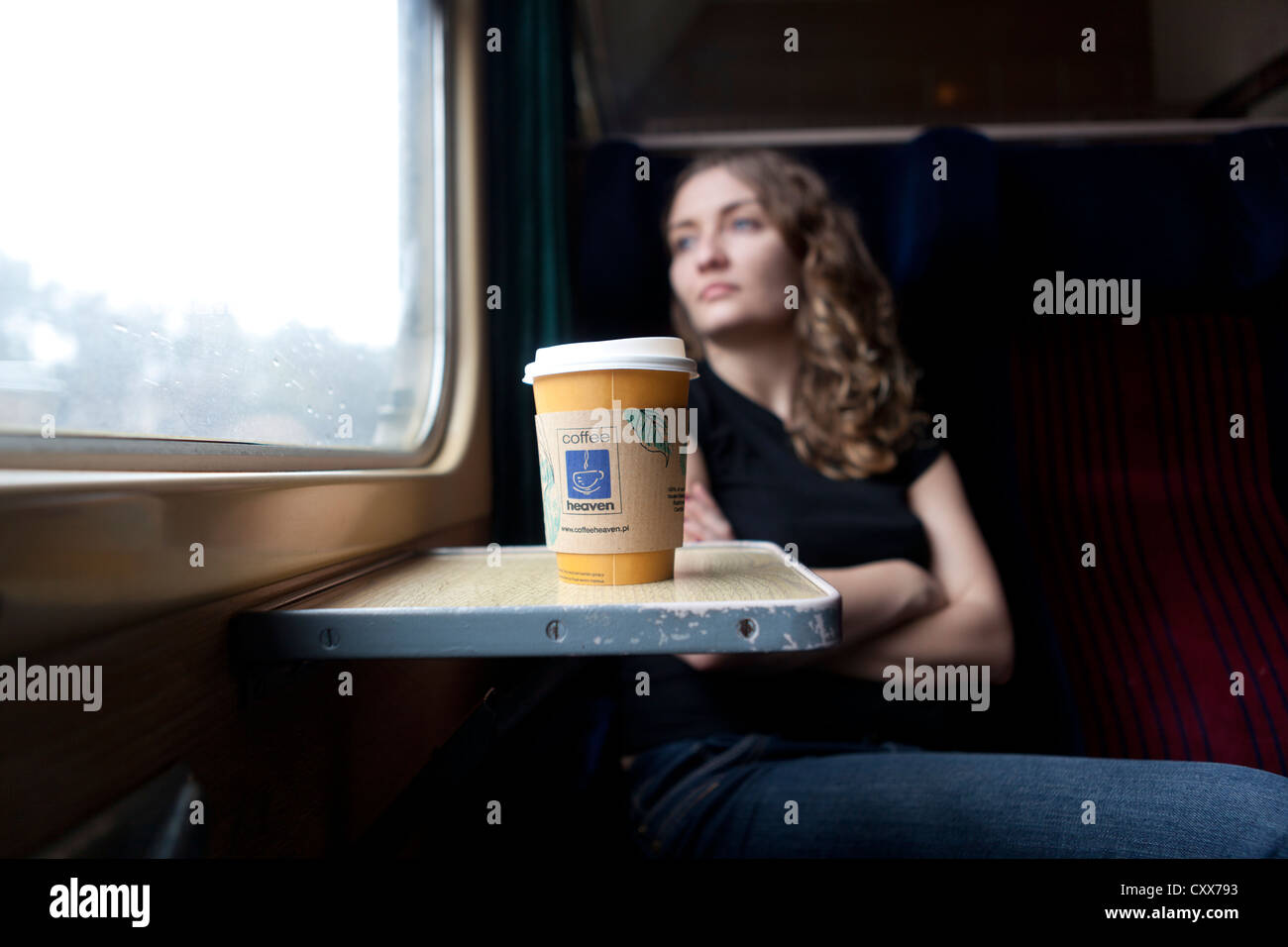 Donna sul treno Varsavia POLONIA Foto Stock