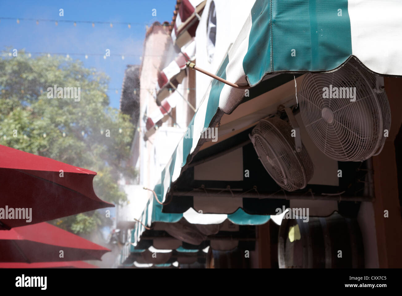 La foschia la spruzzatura di acqua come aria condizionata al di fuori di un ristorante di South Beach di Miami Florida usa Foto Stock