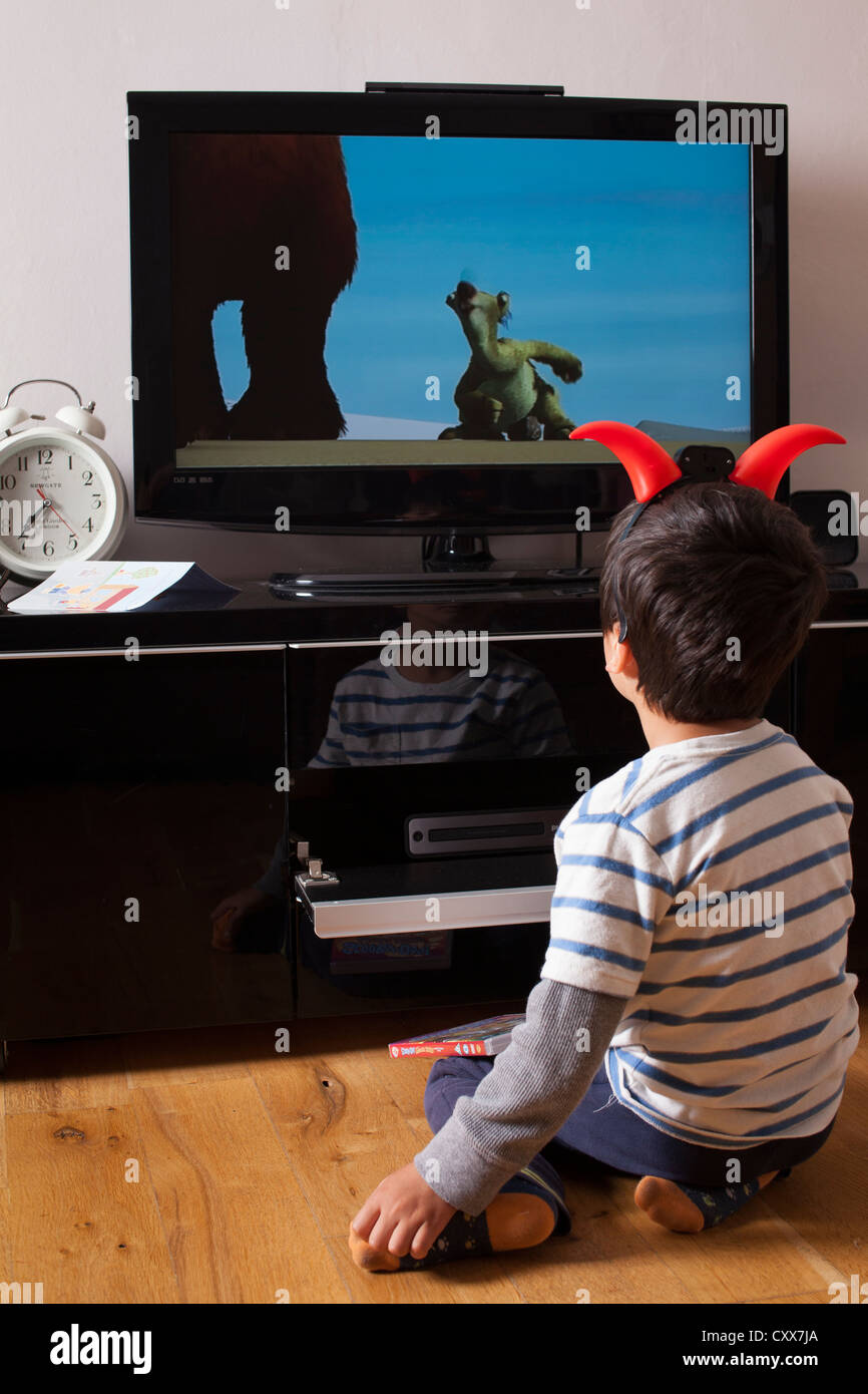 Il Bambino guarda la televisione Foto Stock