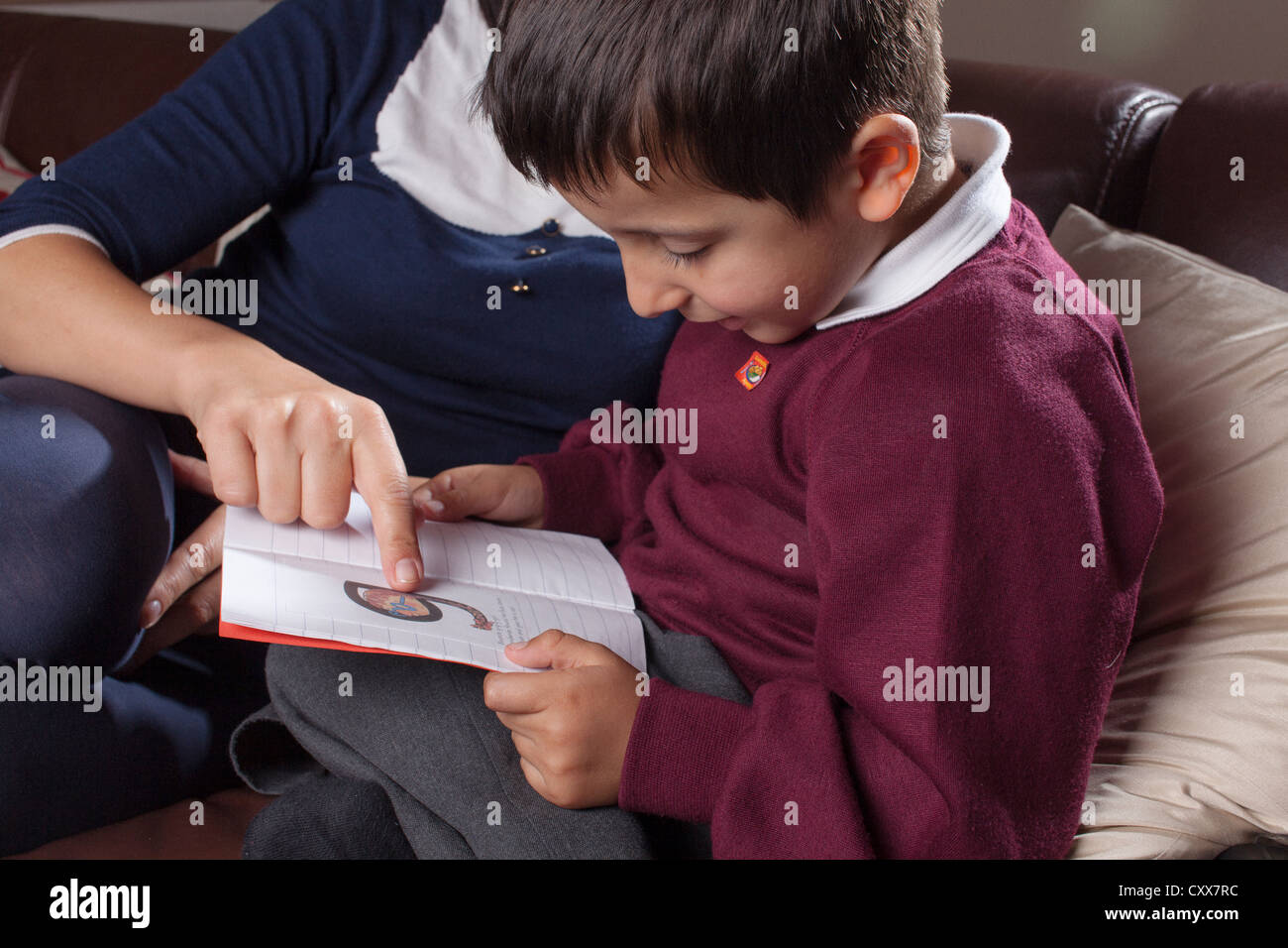 Ragazzo,a 5 anni nella scuola di apprendimento uniforme l'alfabeto Foto Stock
