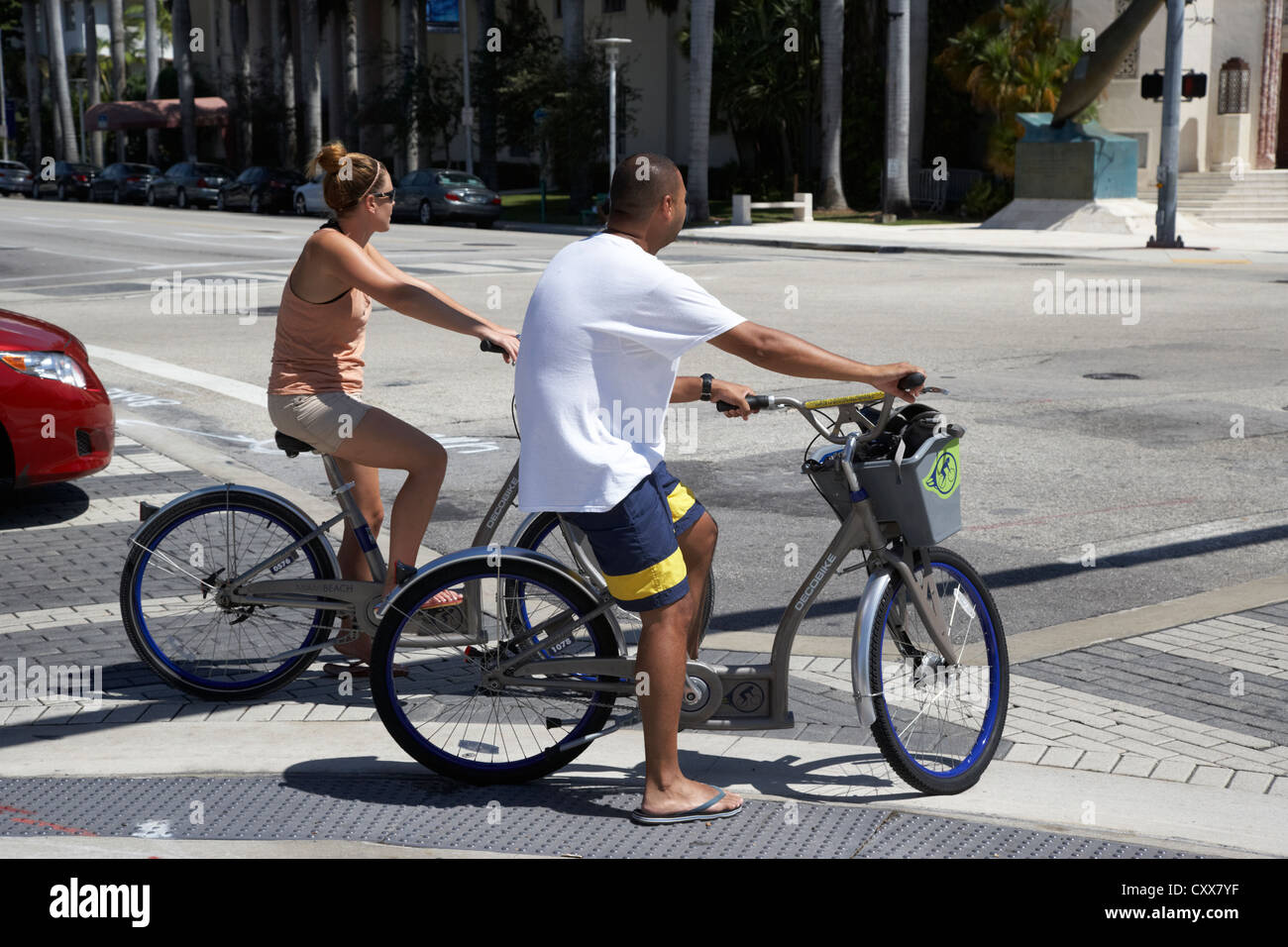 Paio utilizzando decobike bike rentals South Beach di Miami Florida usa Foto Stock