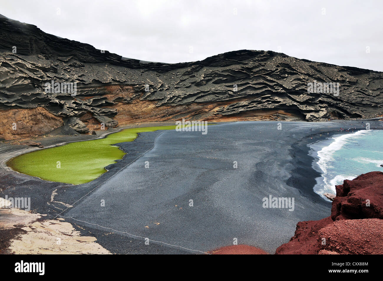 Il cratere del vulcano come spiaggia di sabbia nera a Lanzarote, Isole Canarie, Europa Foto Stock