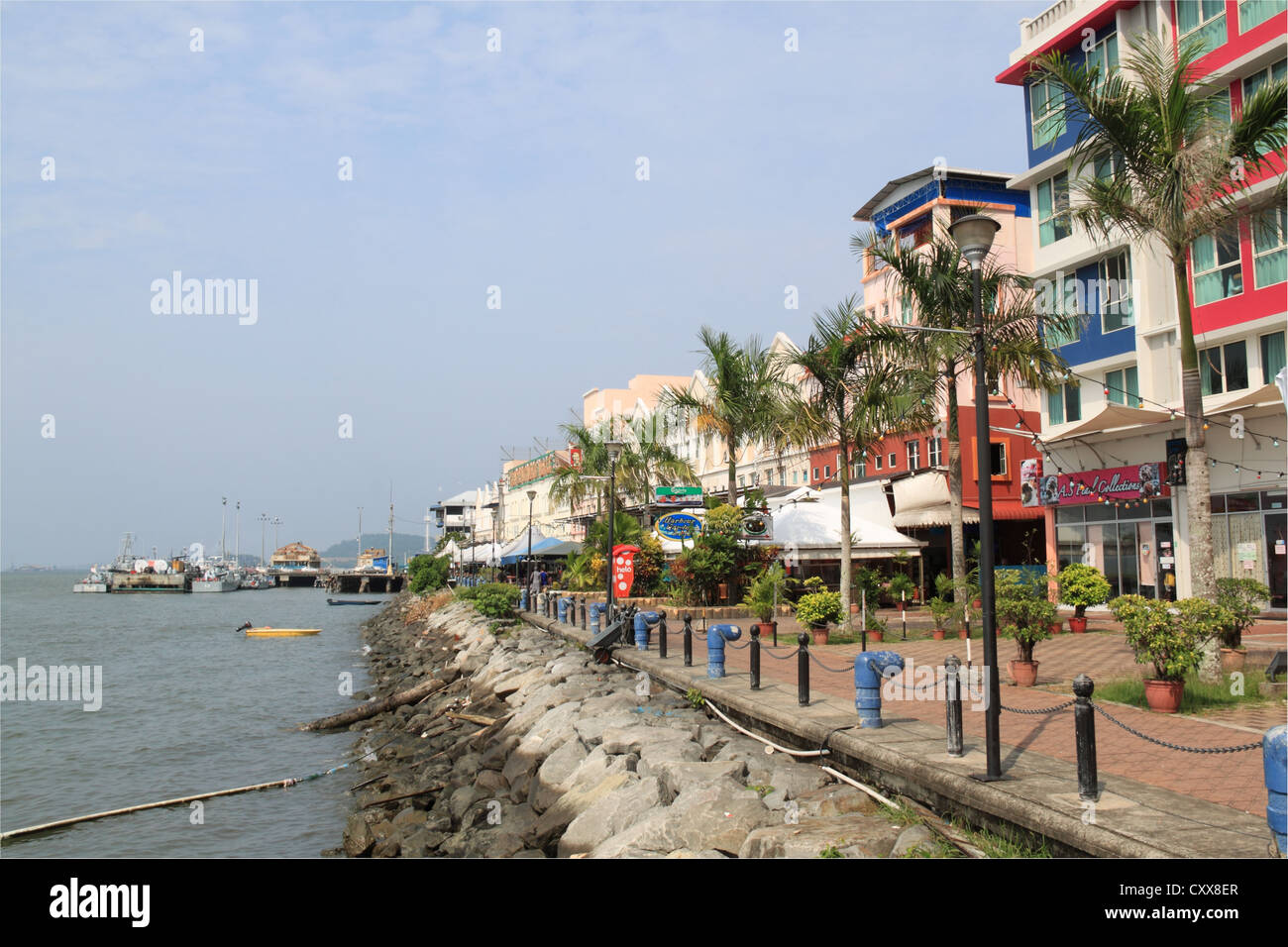 Ristoranti affacciato sul mare di Sulu, Sandakan waterfront, Sabah Borneo, Malaysia, sud-est asiatico Foto Stock