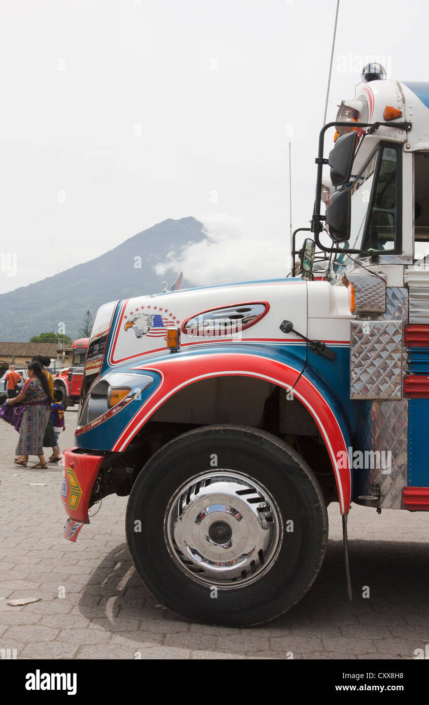 La città di Antigua stazione bus dominato da attivo vulcano Fuego. Guatemala, America Centrale Foto Stock