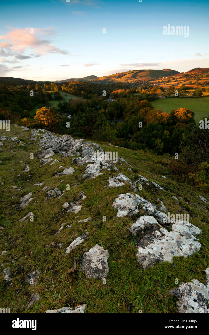 Tramonto su ferri corti Country Park nella gamma Clwydian nel Galles del Nord dalla rupe sopra ferri corti e centro visitatori Foto Stock