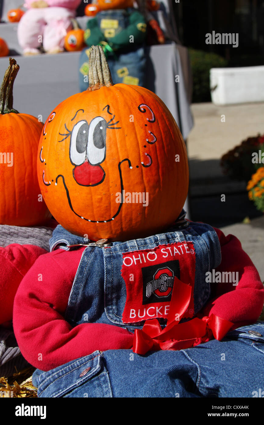 Testa di zucca personaggio vestito con Ohio State Buckeyes emblema. Oak Harbor Festival. Oak Harbor, Ohio, Stati Uniti d'America. Foto Stock