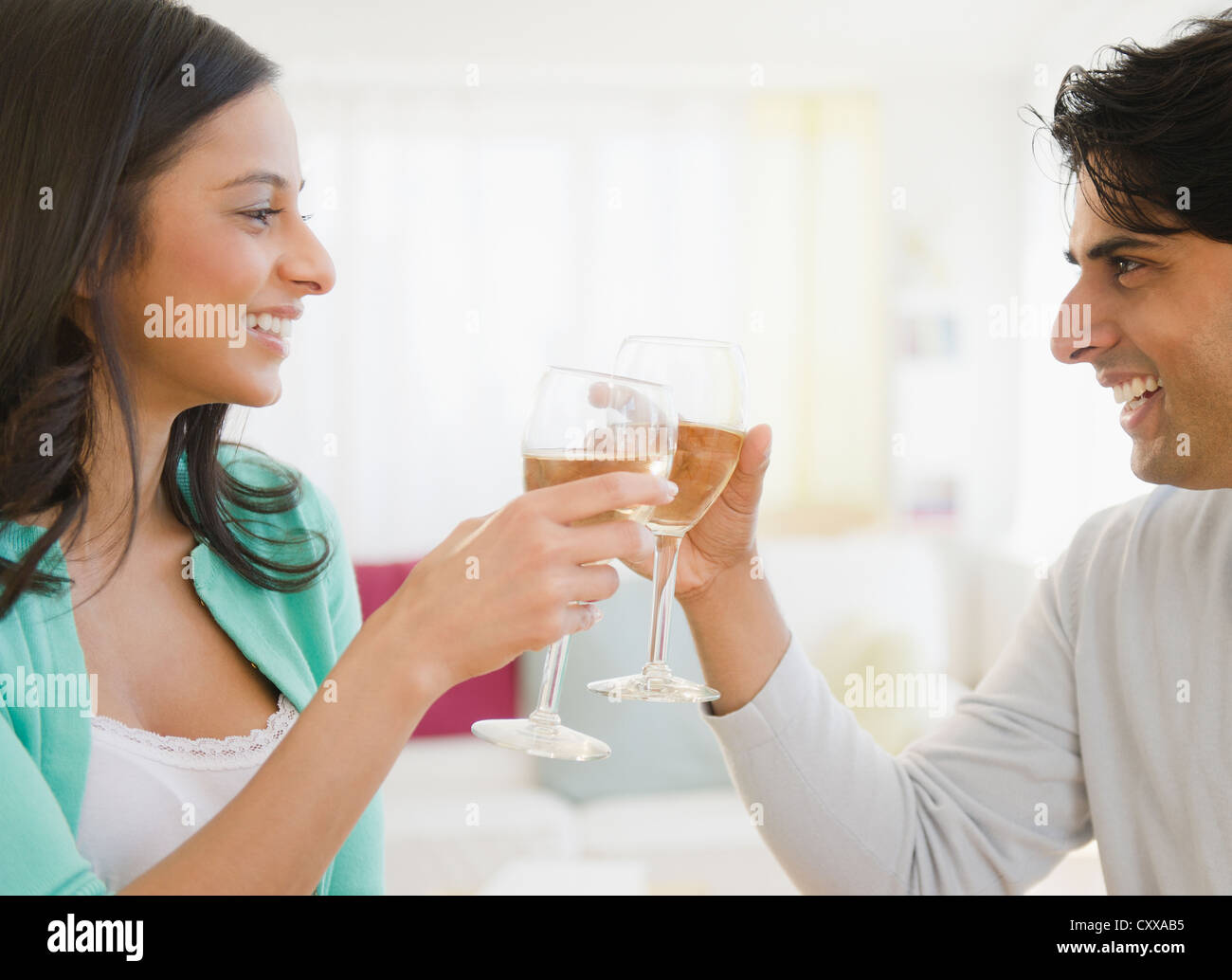 Razza mista giovane tostatura di bicchieri di vino Foto Stock