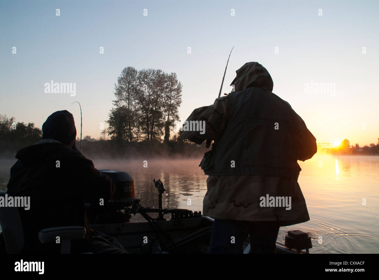 I pescatori di salmone all'alba sul fiume Snohomish, Washington. Foto Stock