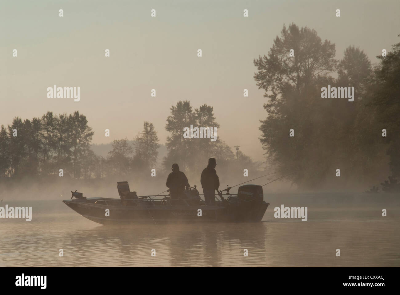 I pescatori di salmone all'alba sul fiume Snohomish, Washington. Foto Stock