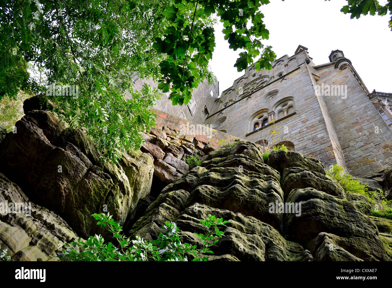 Un castello medievale seduto sopra il letto rock. Bad Bentheim, Germania. Foto Stock