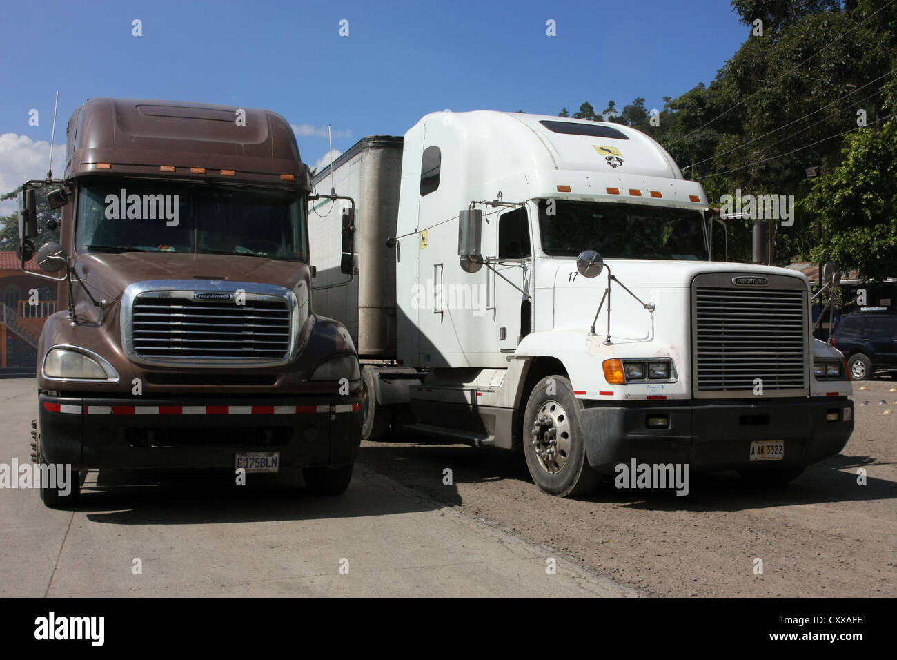 Dell Honduras Guatemala e freightliner semi carrello parcheggiato in autostrada in Honduras, America centrale Foto Stock