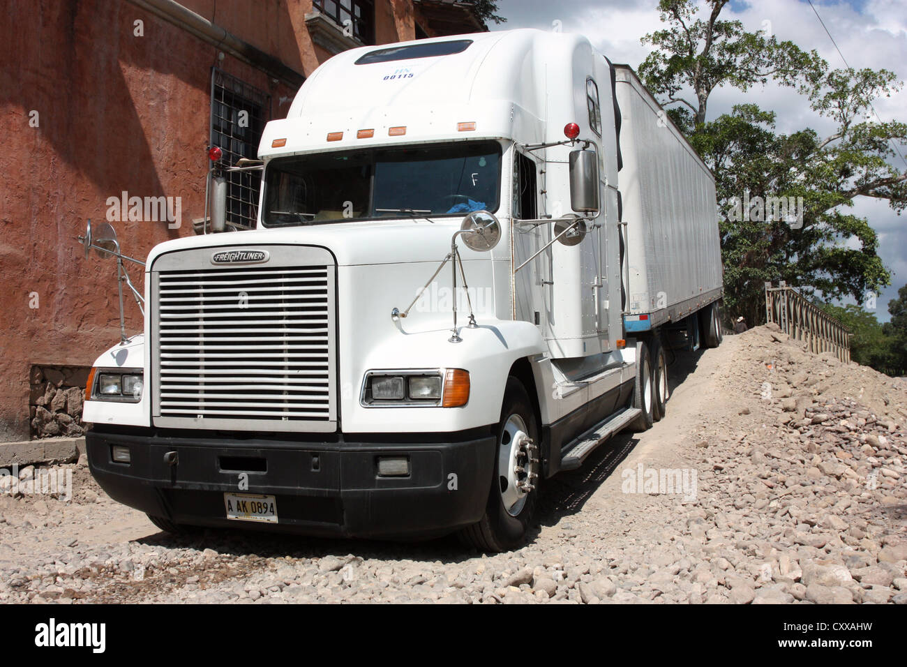 Honduregni Freightliner semi carrello negozia paese difficile in autostrada in Honduras, America Centrale Foto Stock