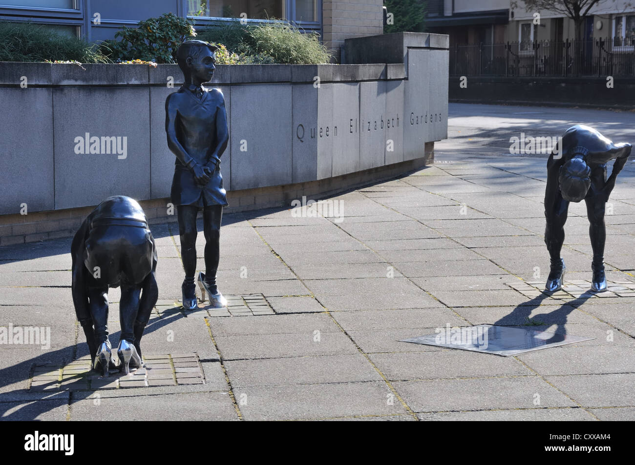 Il Gorbals ragazzi sculture di Liz Peden in Queen Elizabeth Gardens Foto Stock