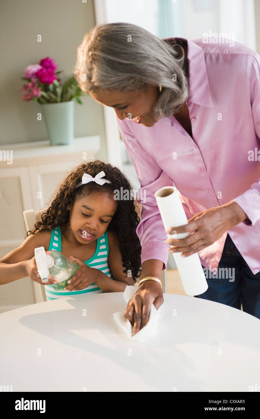African American la nonna e la nipote pulizia della tabella Foto Stock