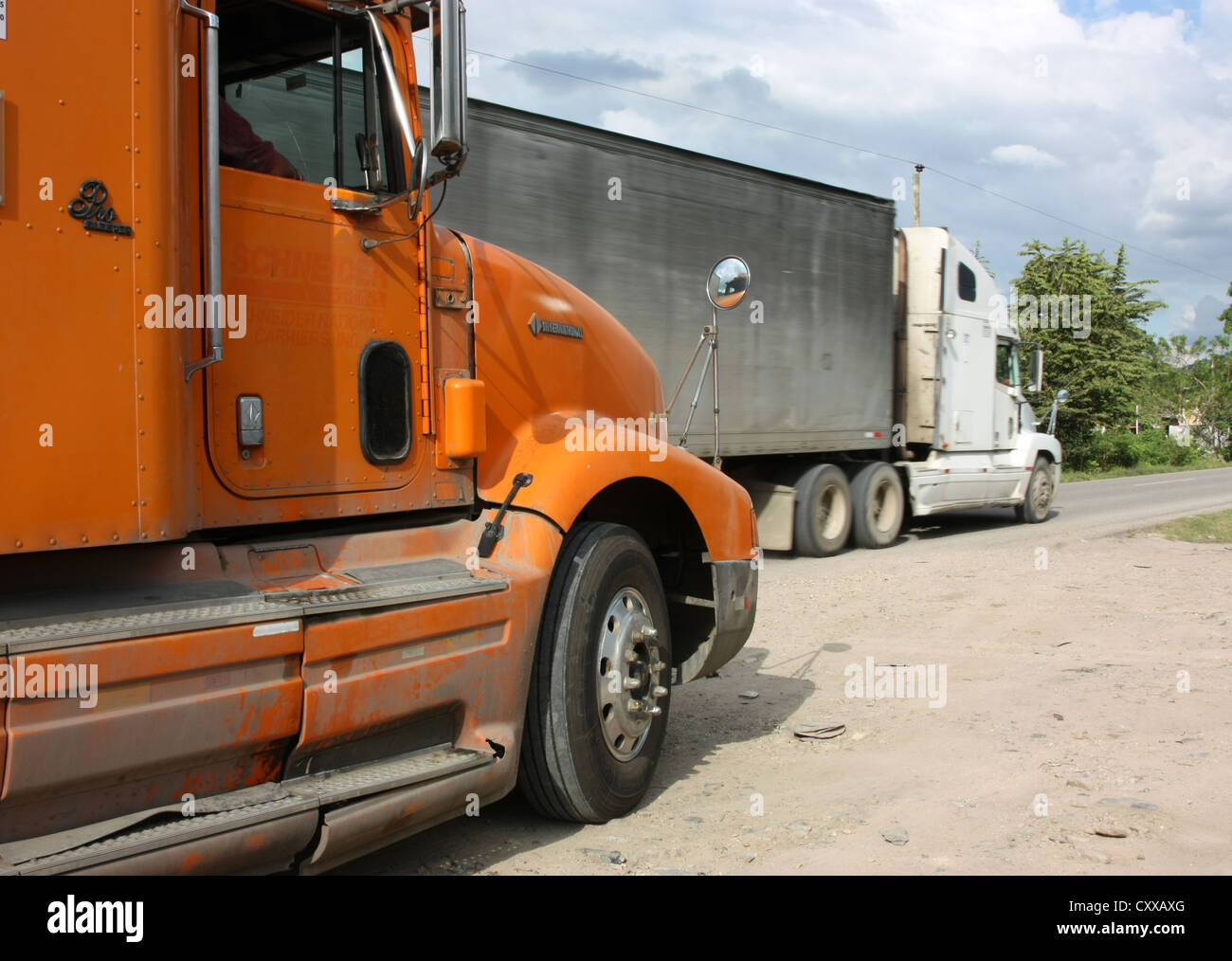 Registrati guatemalteco freightliner semi carrello sul paese in autostrada in Honduras, America centrale Foto Stock