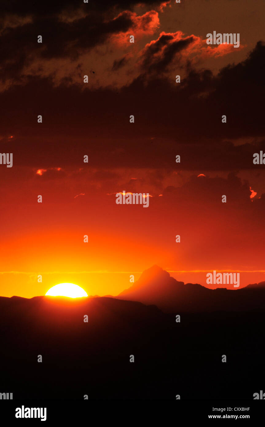 Il sole illumina Baboquivari picco, (in distanza sulla sinistra) , situato a 50 miglia a sud-ovest di Tucson, Arizona, Stati Uniti. Foto Stock