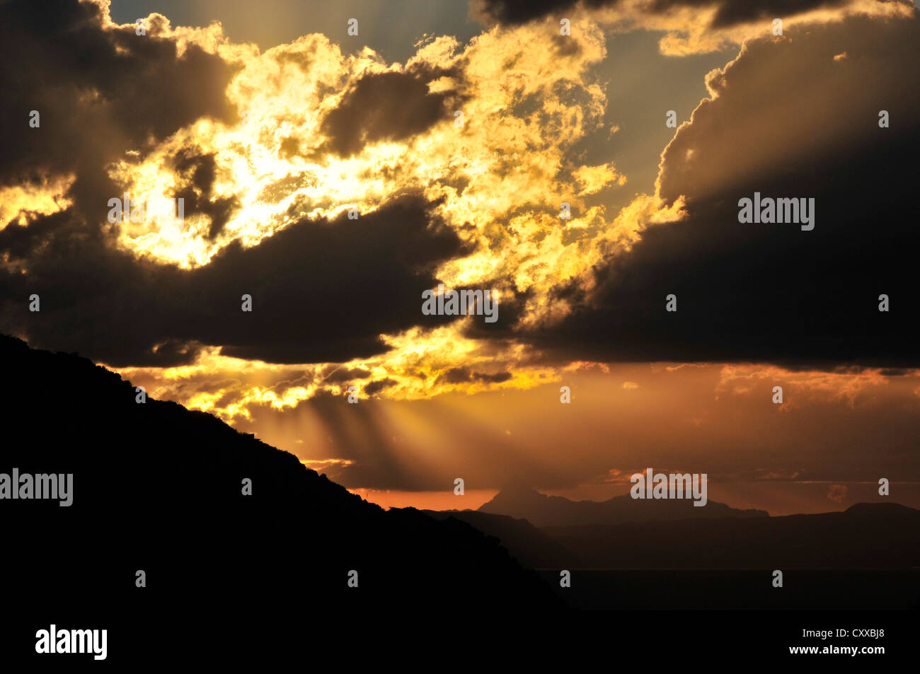 Il sole illumina Baboquivari picco, (in distanza sulla sinistra) , situato a 50 miglia a sud-ovest di Tucson, Arizona, Stati Uniti. Foto Stock