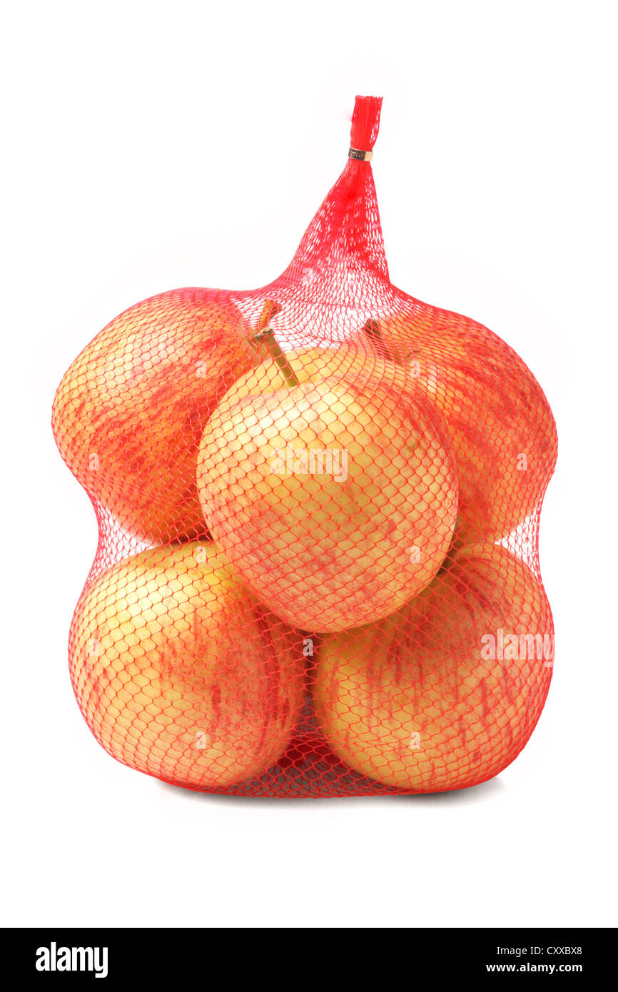 Le mele in plastica sacco a maglie su sfondo bianco Foto Stock