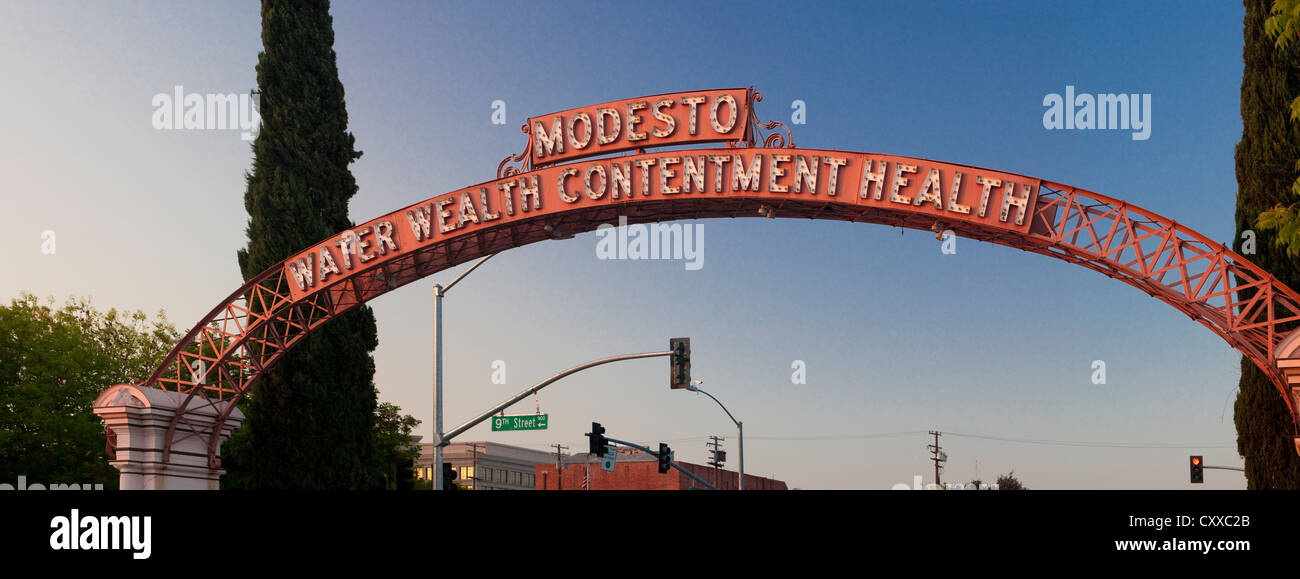 Il modesto Arch (acqua ricchezza contentezza Salute), modesto, California. Foto Stock