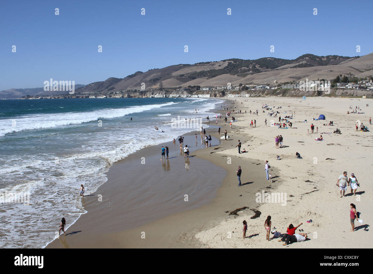 Una vista guardando a nord verso il basso Pismo Beach in California. Foto Stock