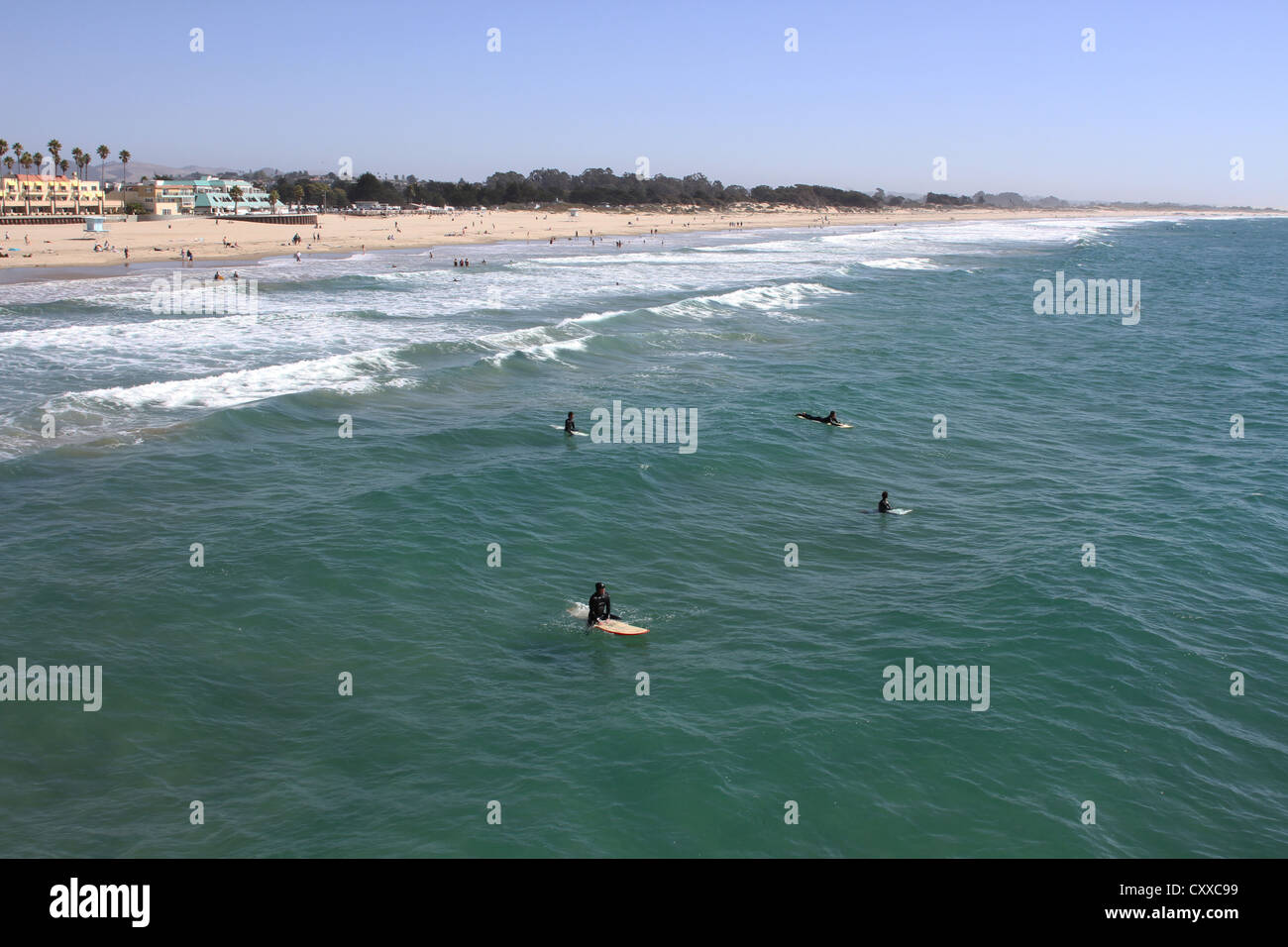 Una vista di Pismo Beach e surfers nell'oceano. Foto Stock