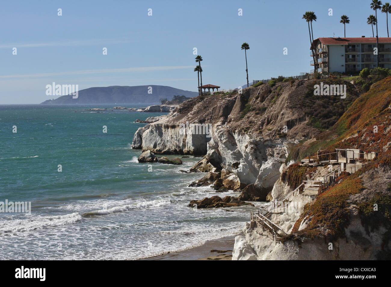 Le aspre scogliere lungo la costa a Pismo Beach, California. Foto Stock
