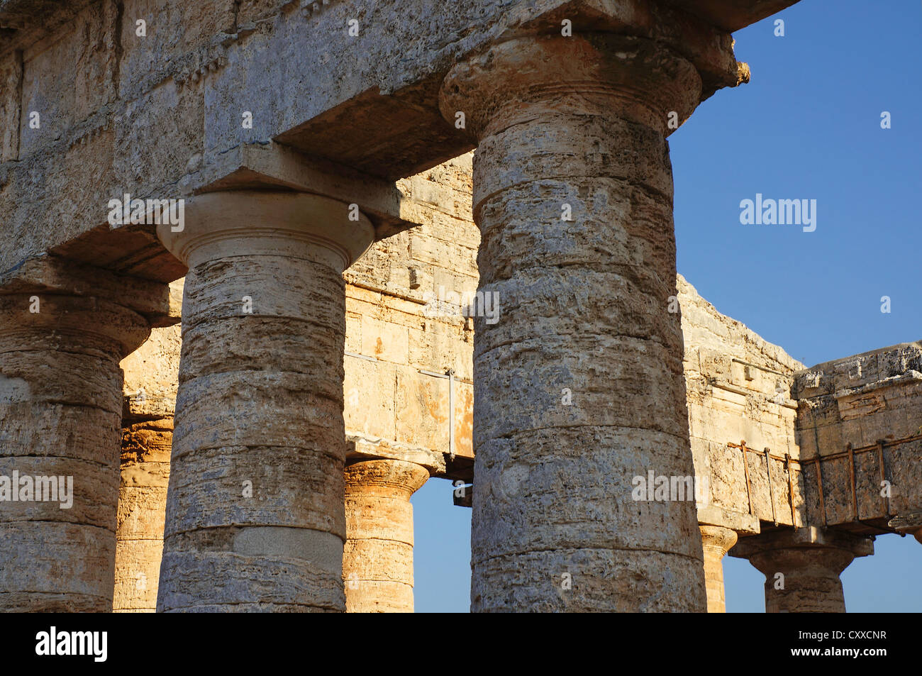 Il frontone del tempio greco di Segesta in Sicilia Foto Stock