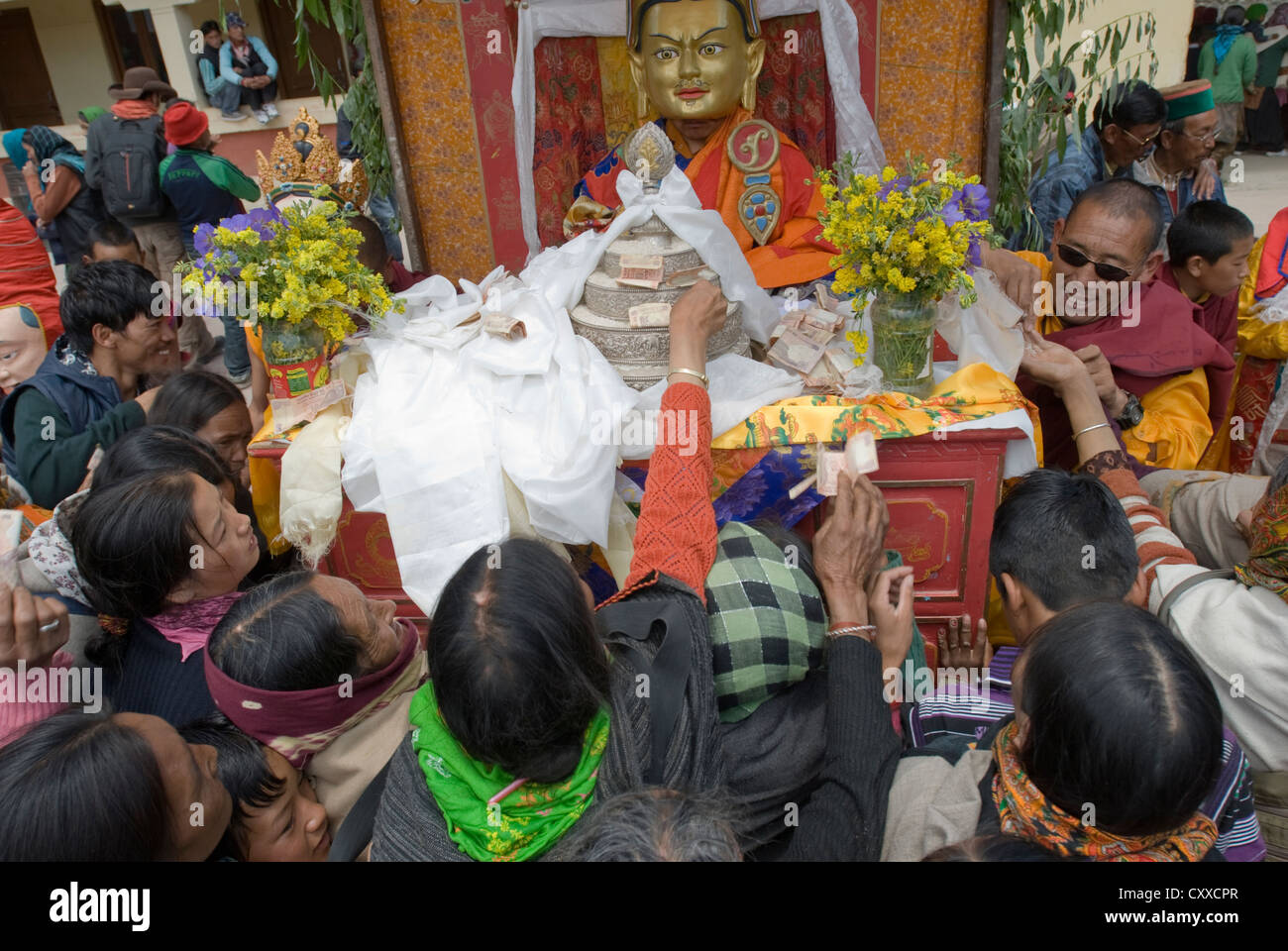 Gli abitanti di un villaggio di pagare i loro rispetti a una divinità in un buddista Festival a Kungri, nella regione di Spiti di Himachal Pradesh, India Foto Stock
