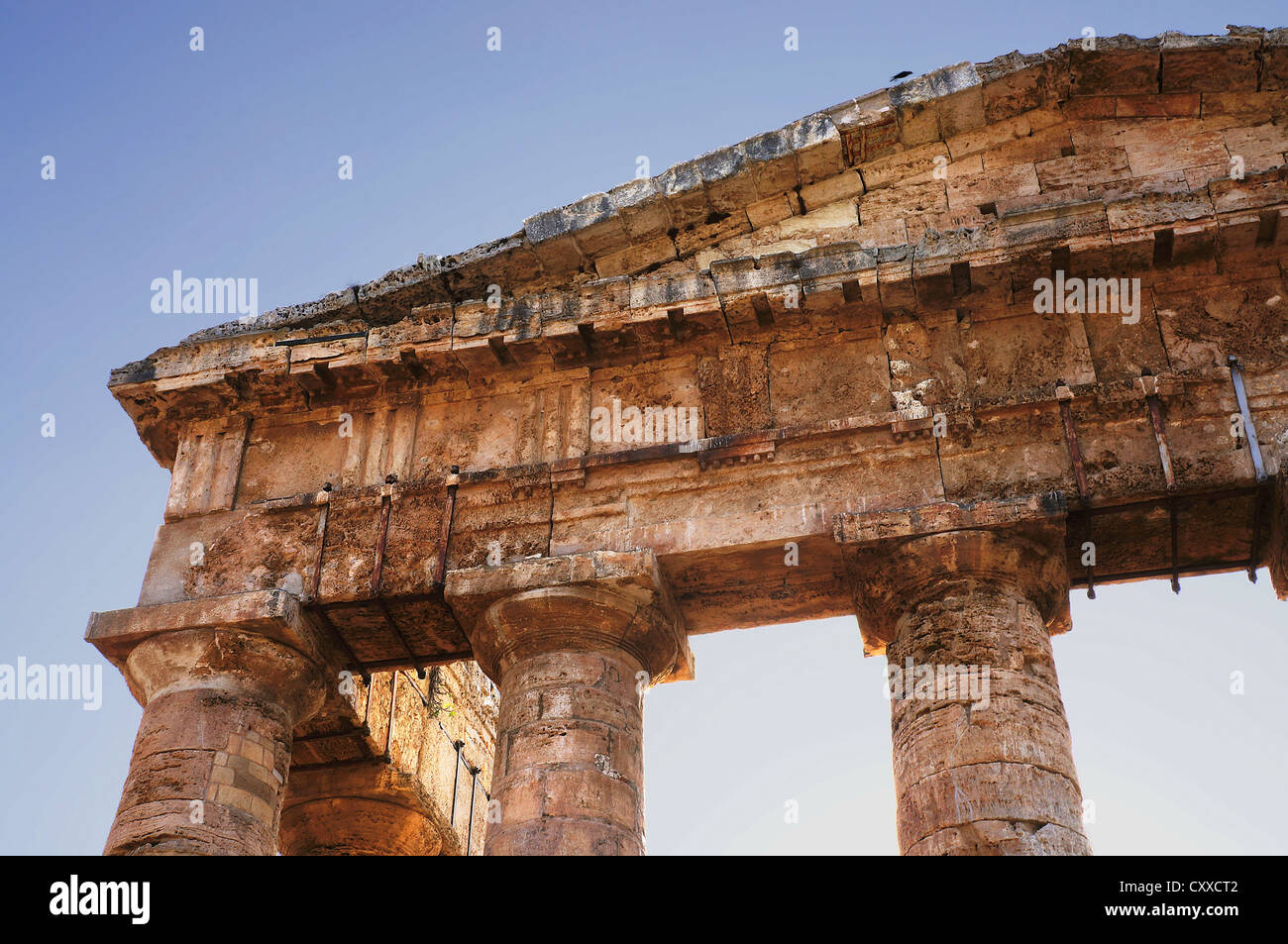 Il frontone del tempio greco di Segesta in Sicilia Foto Stock